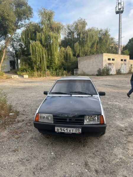 Машина в норм стояние есть дырка в полу где педали и все надо…
