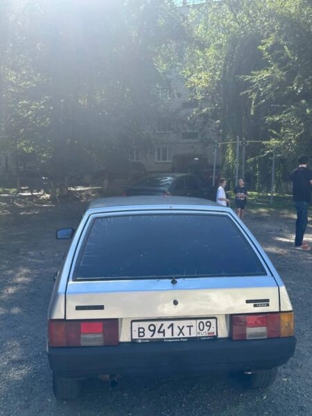 Машина в норм стояние есть дырка в полу где педали и все надо…